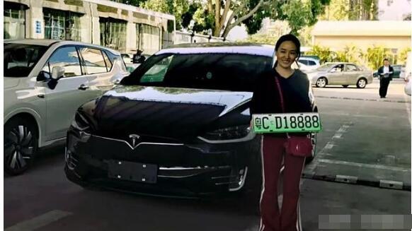 女车主为特斯拉摇号,摇到的绿牌让周围羡慕,可以吹一辈子