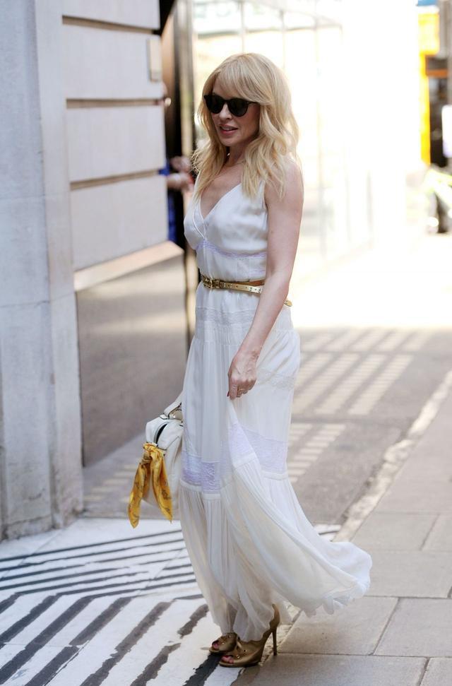 凯莉米洛kylieminogue穿着白色连衣裙抵达伦敦bbc工作室