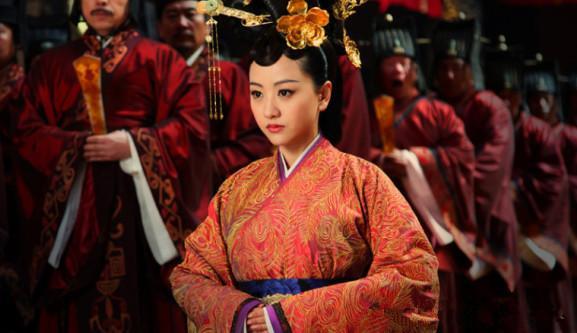 引起他弟弟的强烈反抗,他们趁阿保机在外面领兵打仗叛乱,是述律平亲率