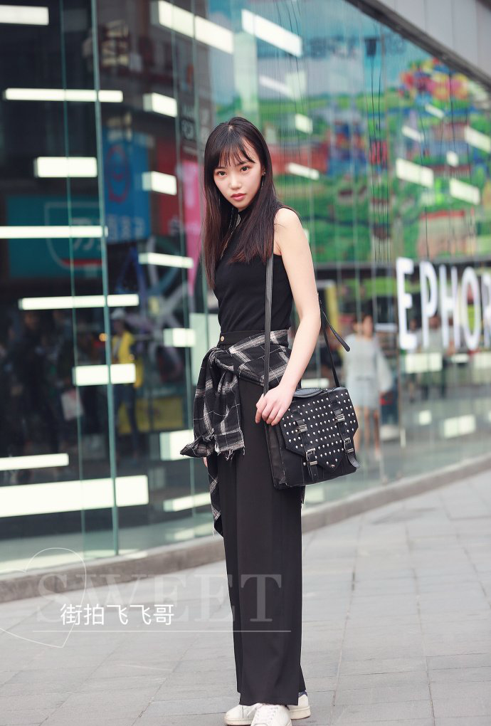 重庆街拍好瘦好高腿好长还有马甲线这样的女人算极品吗