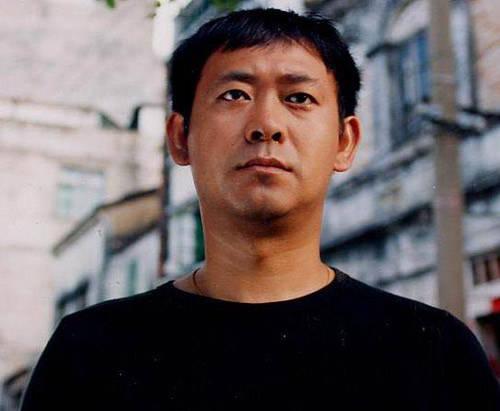 他是实力派演员,与相恋9年初恋女友结婚,如今49岁幸福成这样?