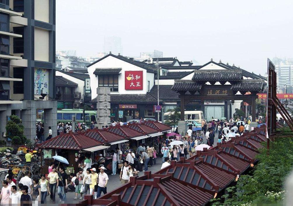 杭州的一条非常火爆的小吃街,为何被网友们嫌弃?