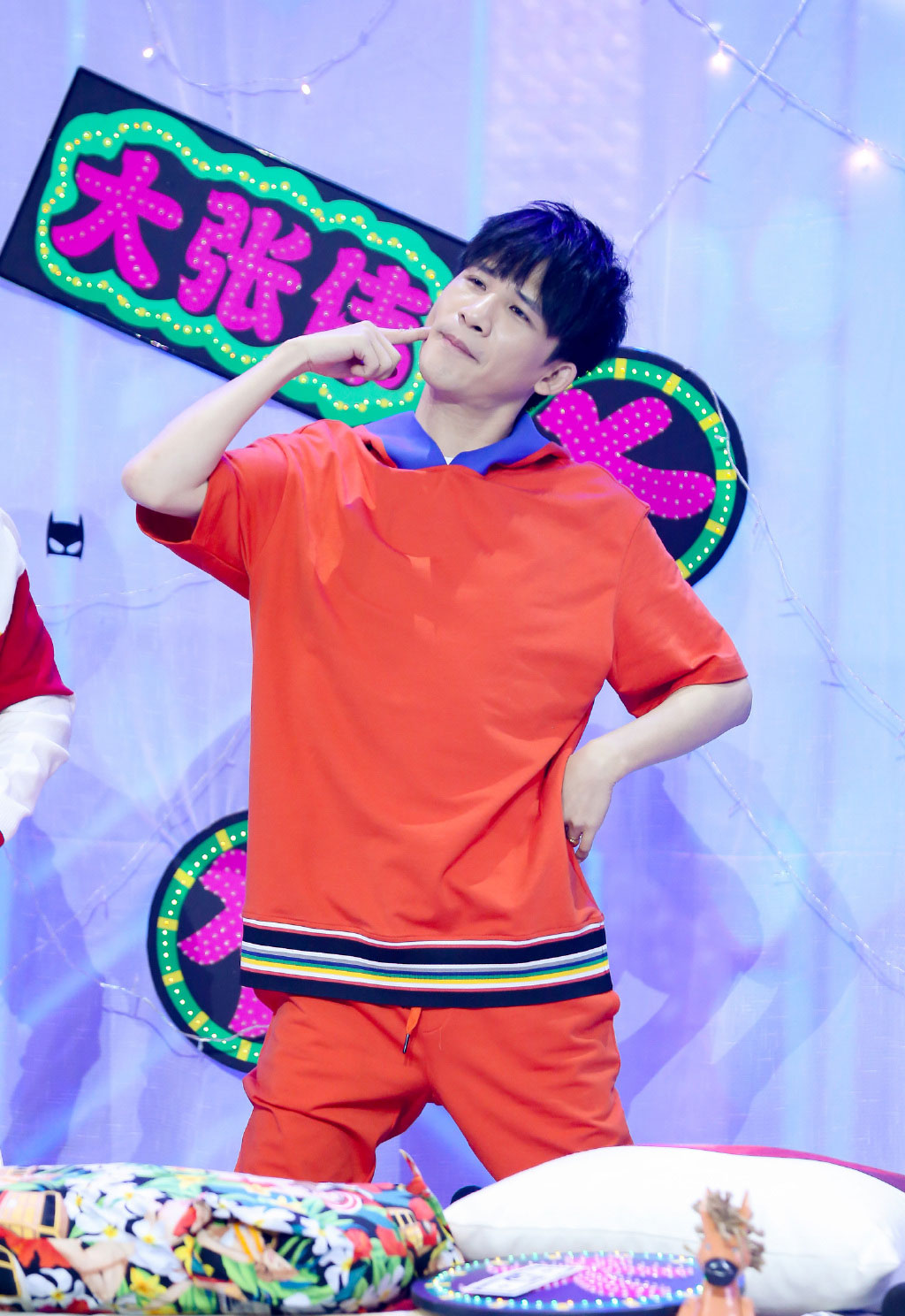 大张伟因颜值引网友热议,工作室晒照"侧颜杀",这还是大老师?