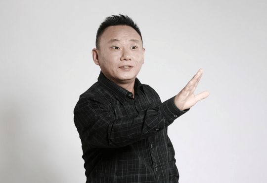 8次上春晚39岁成名,妻子患病10年仍不离不弃,秒杀林丹文章