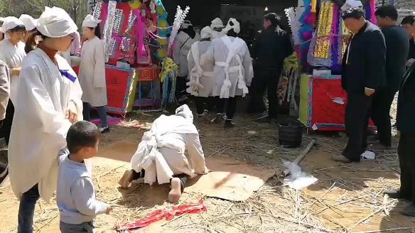 山区葬礼,起灵的时候女人是这样磕头的,见过吗?