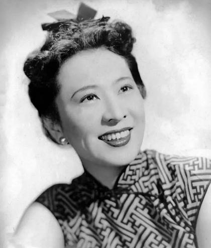 她是民国最光彩照人的名媛,曾在美国开着飞机为中国抗战募捐!