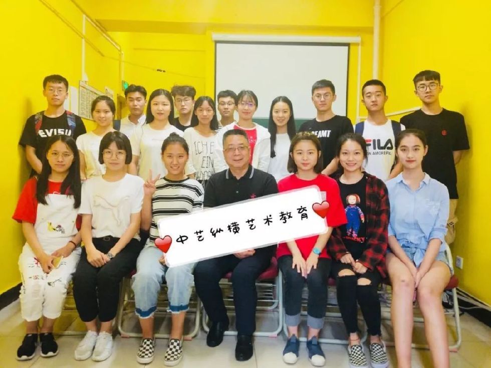 教授授课辩论比赛节目录制学长学姐分享经验汇报演出考试造型凌晨排队