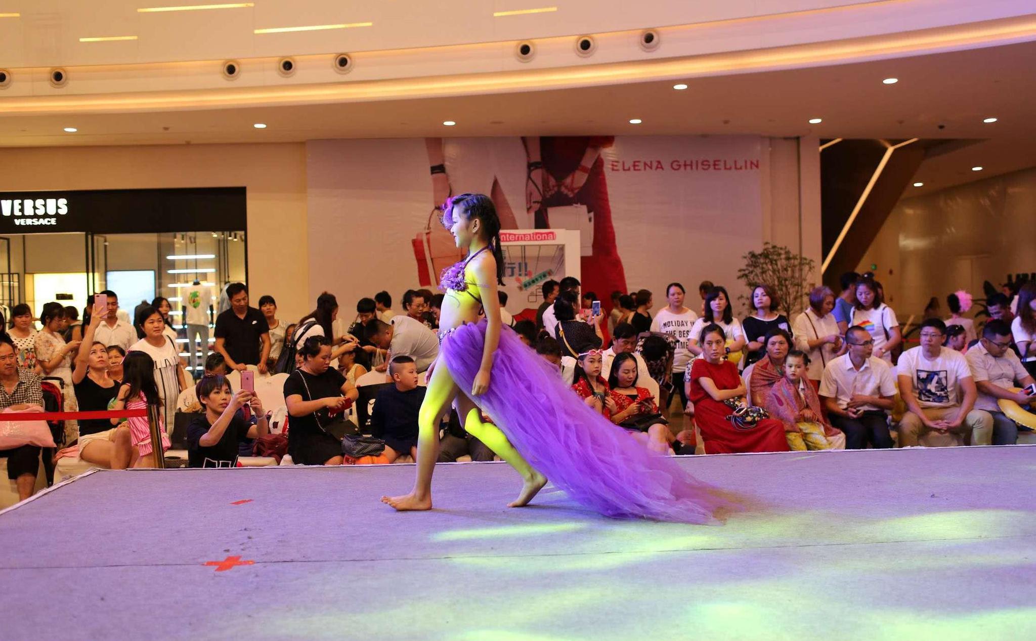 10后小萌娃参加儿童版的"维密"秀场 惊呆现场爸妈