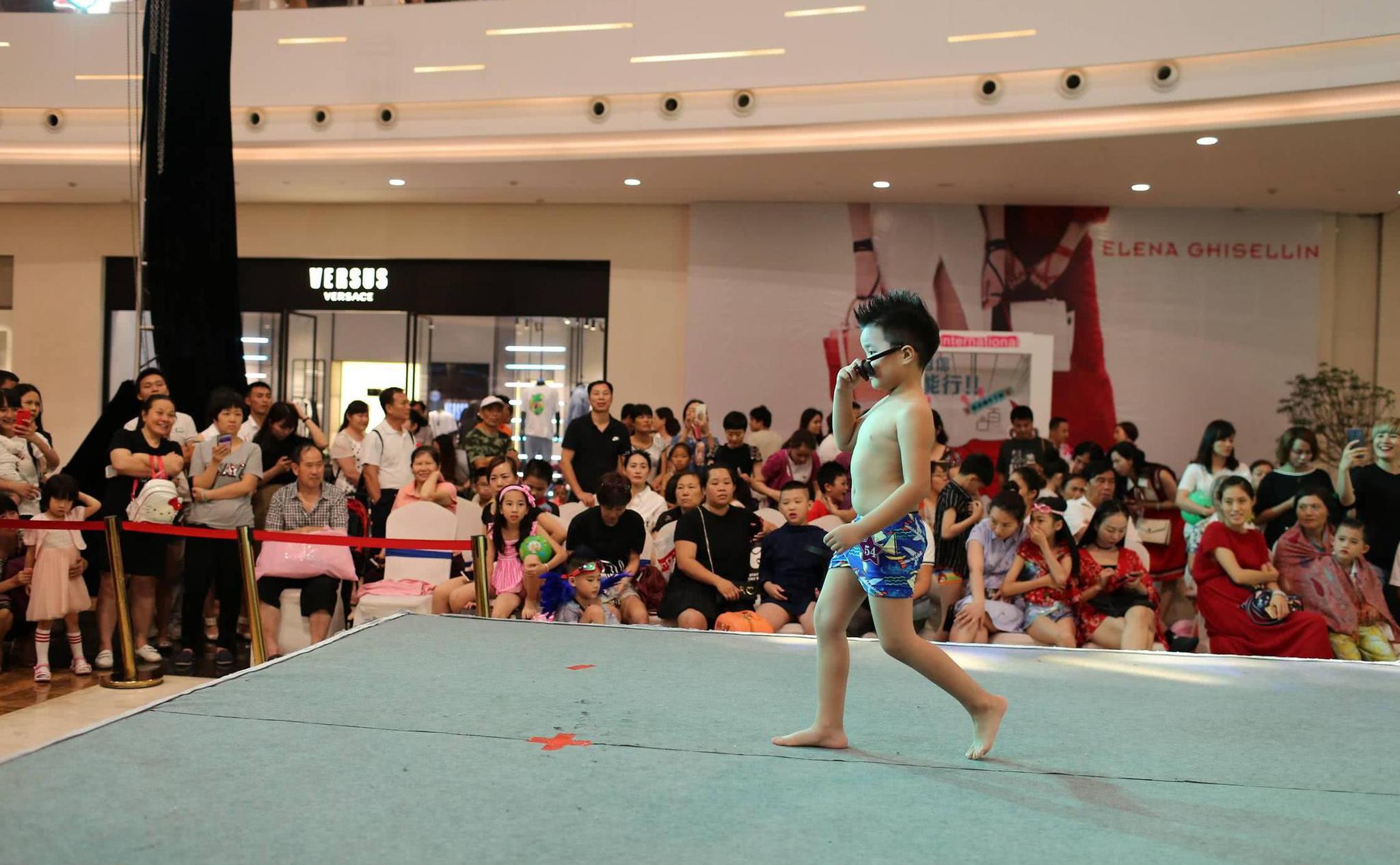 10后小萌娃参加儿童版的"维密"秀场 惊呆现场爸妈