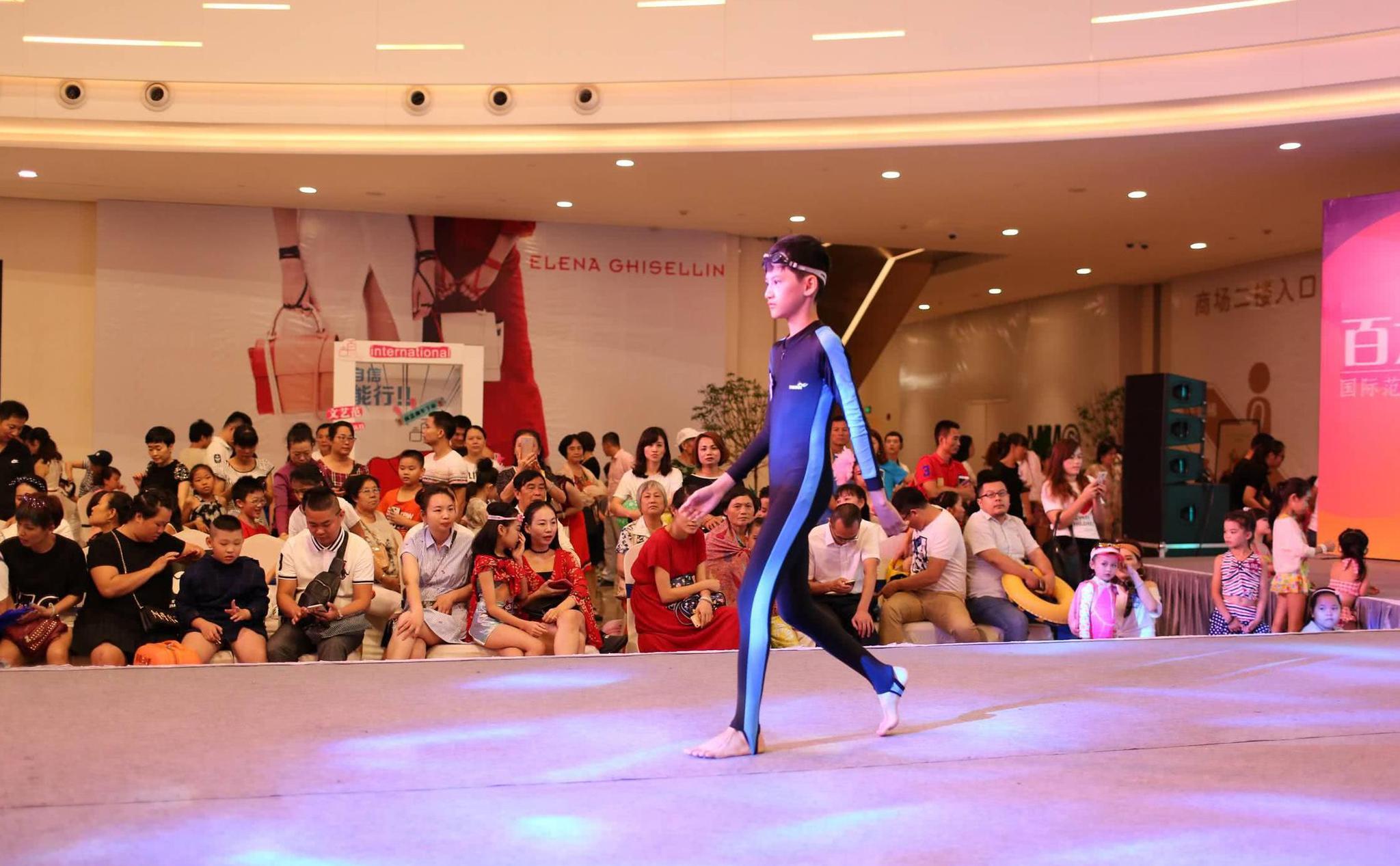 10后小萌娃参加儿童版的"维密"秀场 惊呆现场爸妈