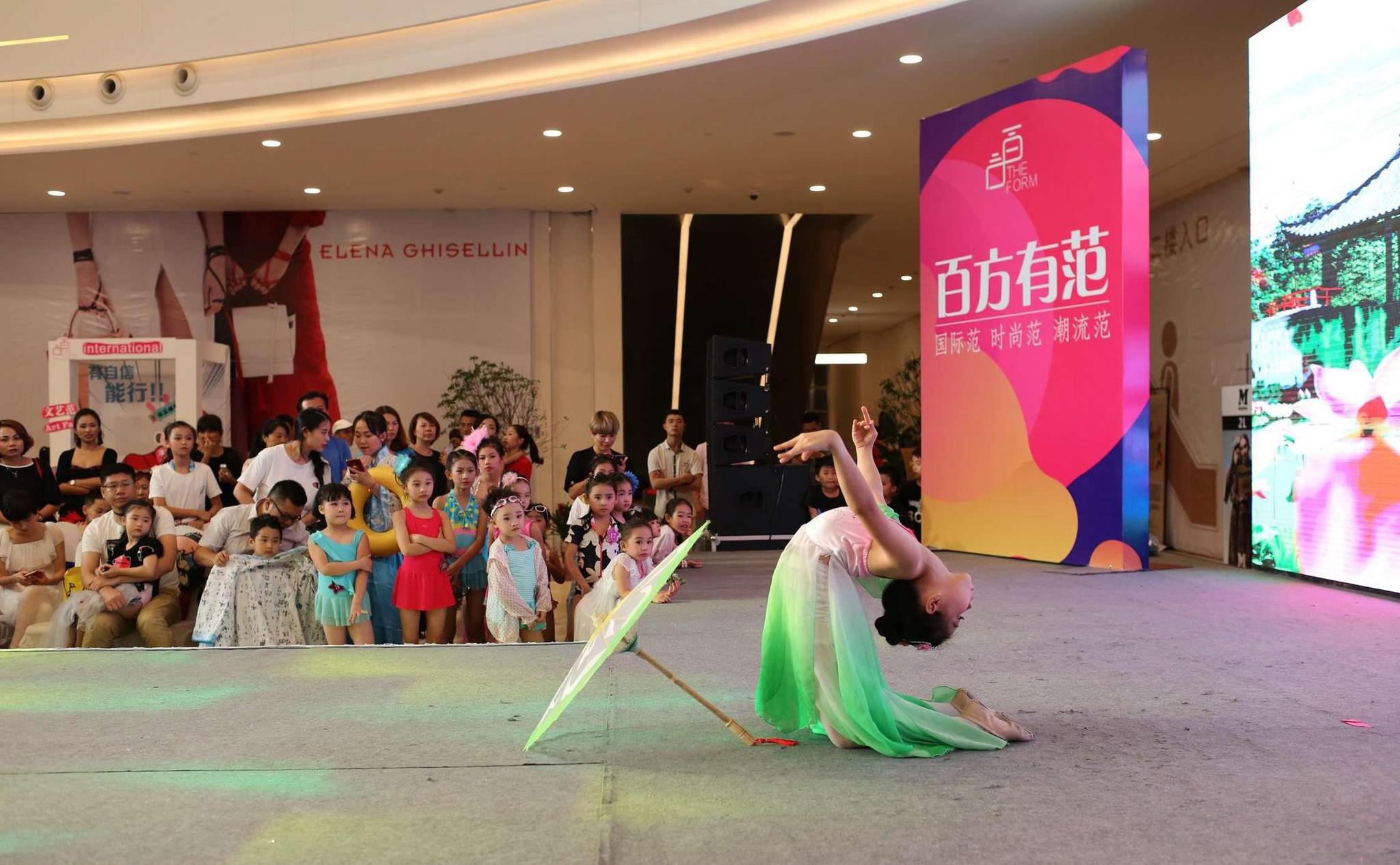 10后小萌娃参加儿童版的"维密"秀场 惊呆现场爸妈