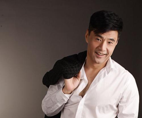 演反派 24岁成名,演吴磊爸爸被吐槽,他60岁深爱原配30年