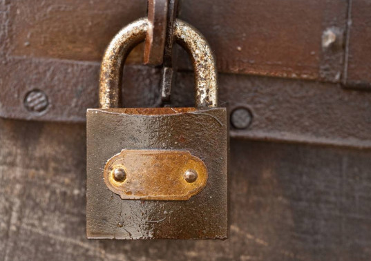 生锈的锁打不开不要怕只需倒点它轻松打开再也不费力