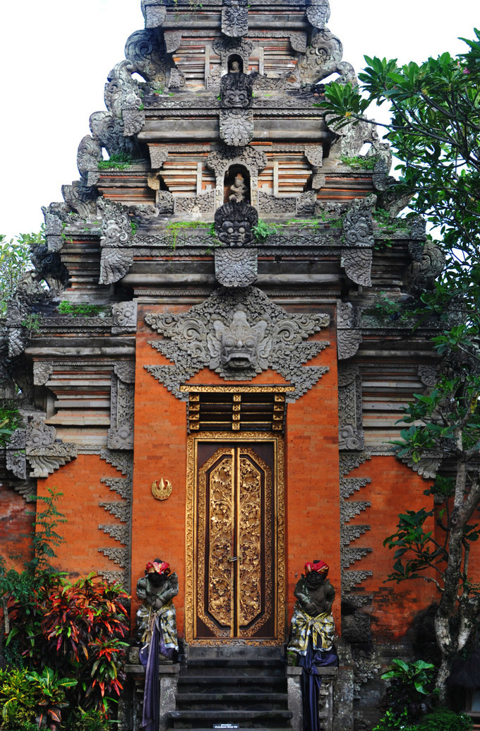 乌布皇宫乌布皇宫的建筑风格一看就是非常典型的巴厘岛特色,外观是