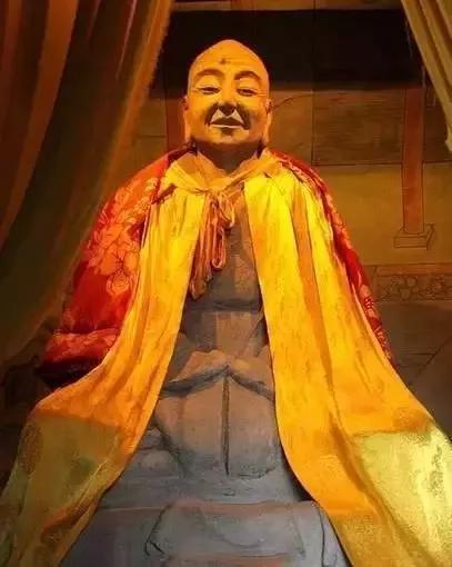 我国有许多知名景区都供有肉身菩萨,九华山作为佛教圣地,肉身菩萨自然