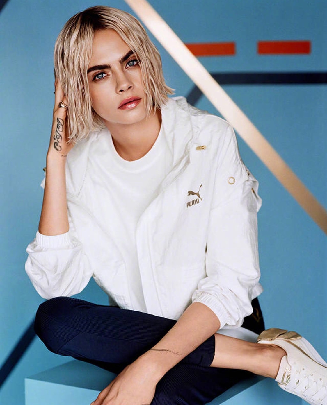 卡抽cara delevingne出镜代言puma最新suede bow varsity系列大片