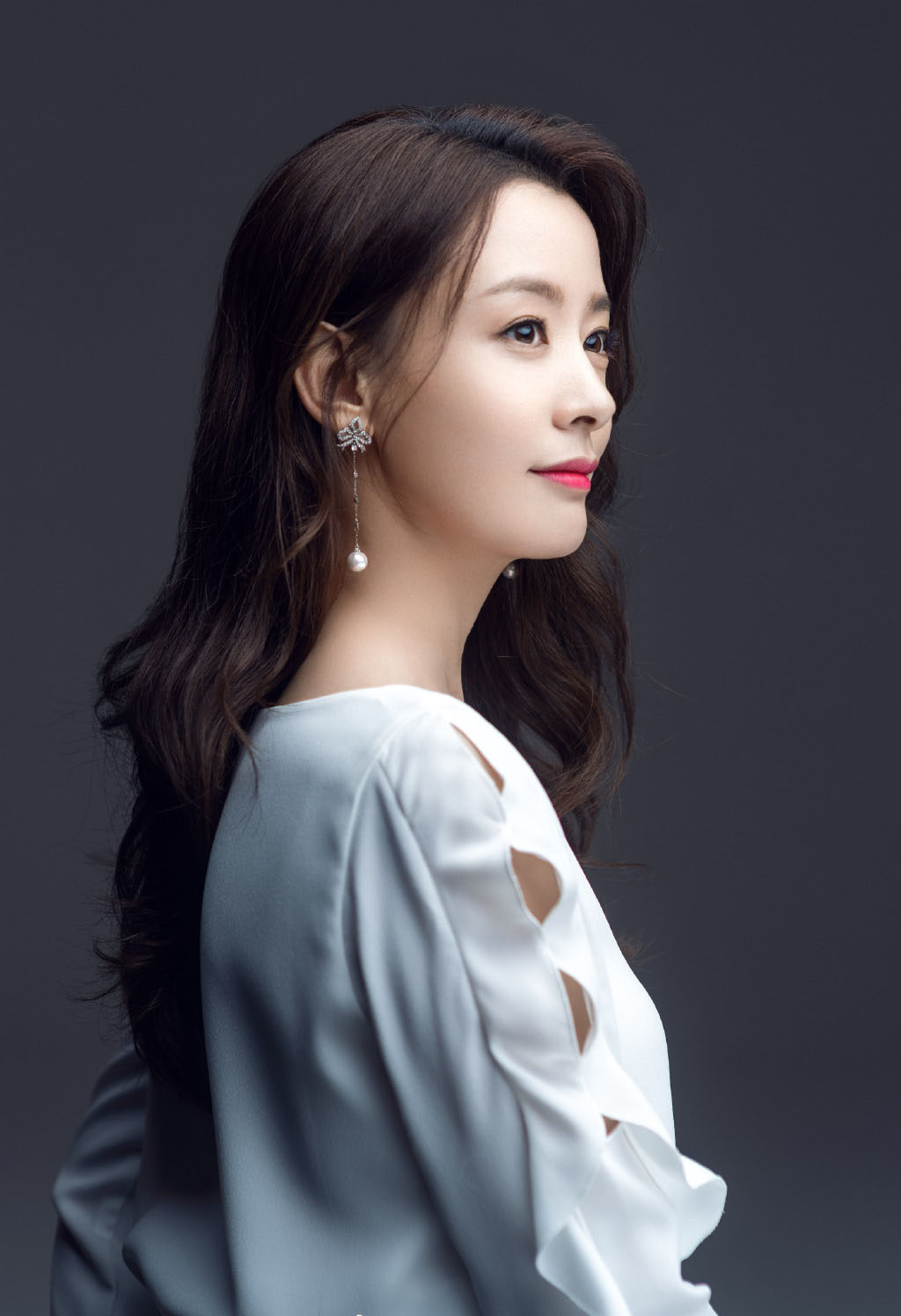 周奇奇玩深绿色外套配大红唇网友这还是琅琊榜宫羽吗