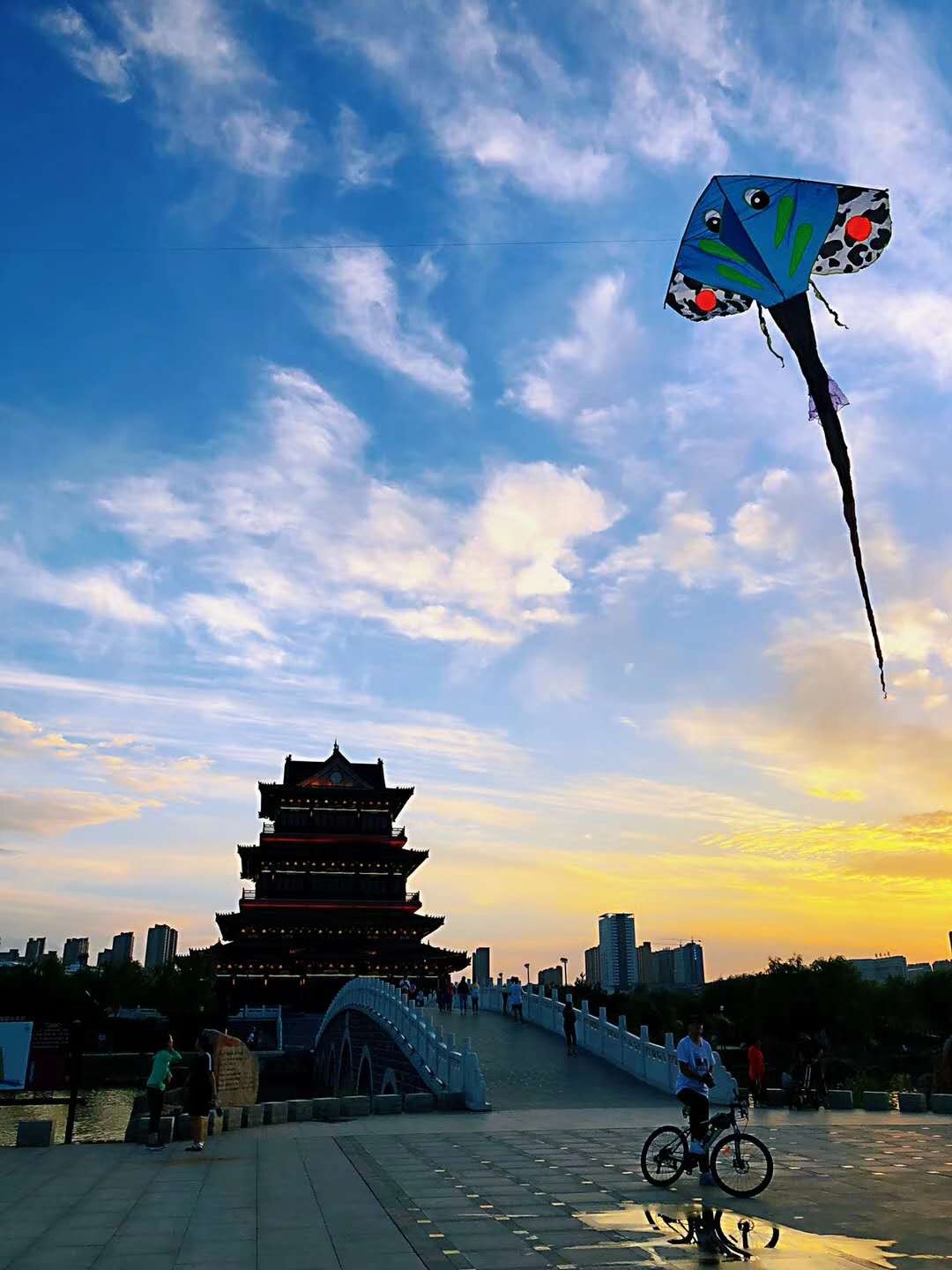 陕西日照时间最长的城市傍晚天空的云好似被胭脂染过一般