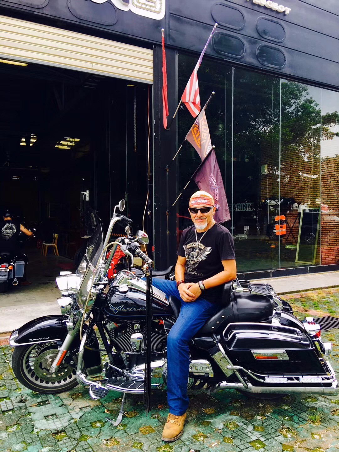 大叔退休花40万买摩托 称"骑上车忘记年龄" 被誉"潮叔"|摩托车|哈雷