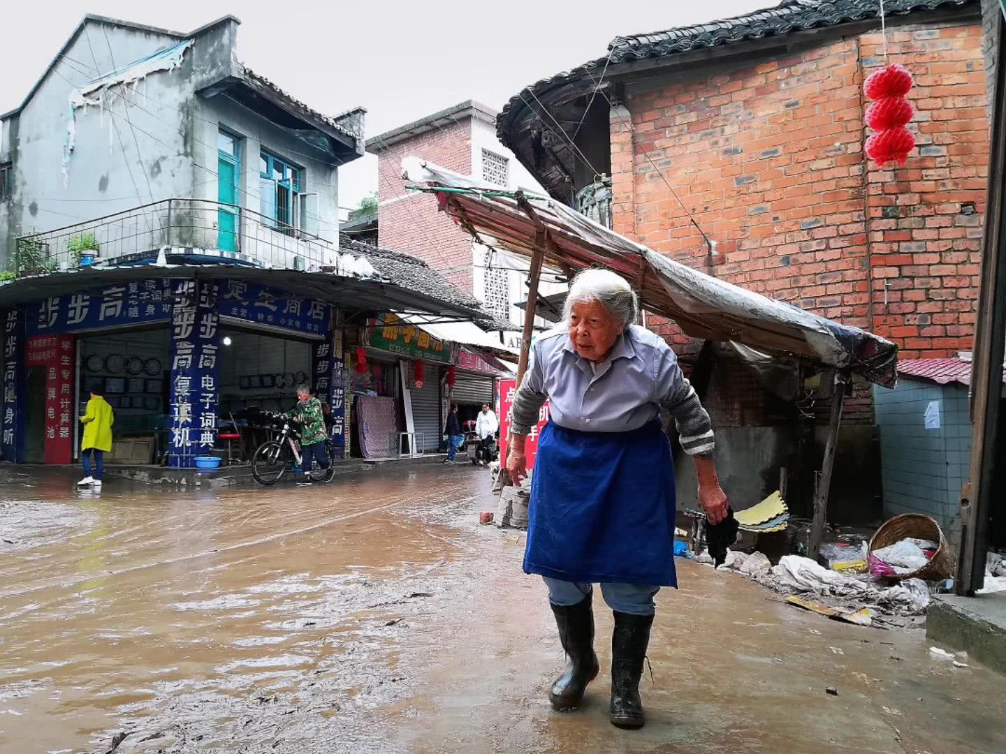 暴雨袭击乐山,千年古镇一夜成汪洋大海,87岁受灾老人称别怕