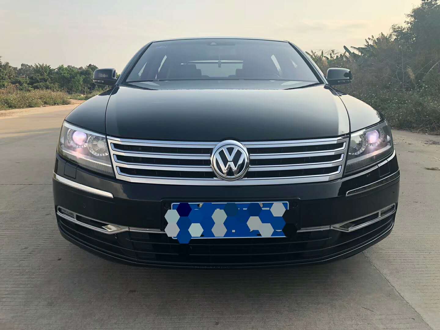 13年大众辉腾德版w12 6.0t!无匙启动!前后感应!多功能桃木方向盘!