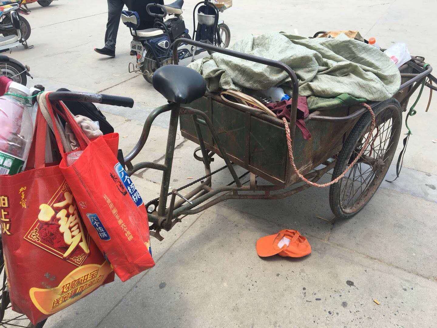 实拍:医院门口,好心医生给收破烂男子送饭,不愿透露自己的身份