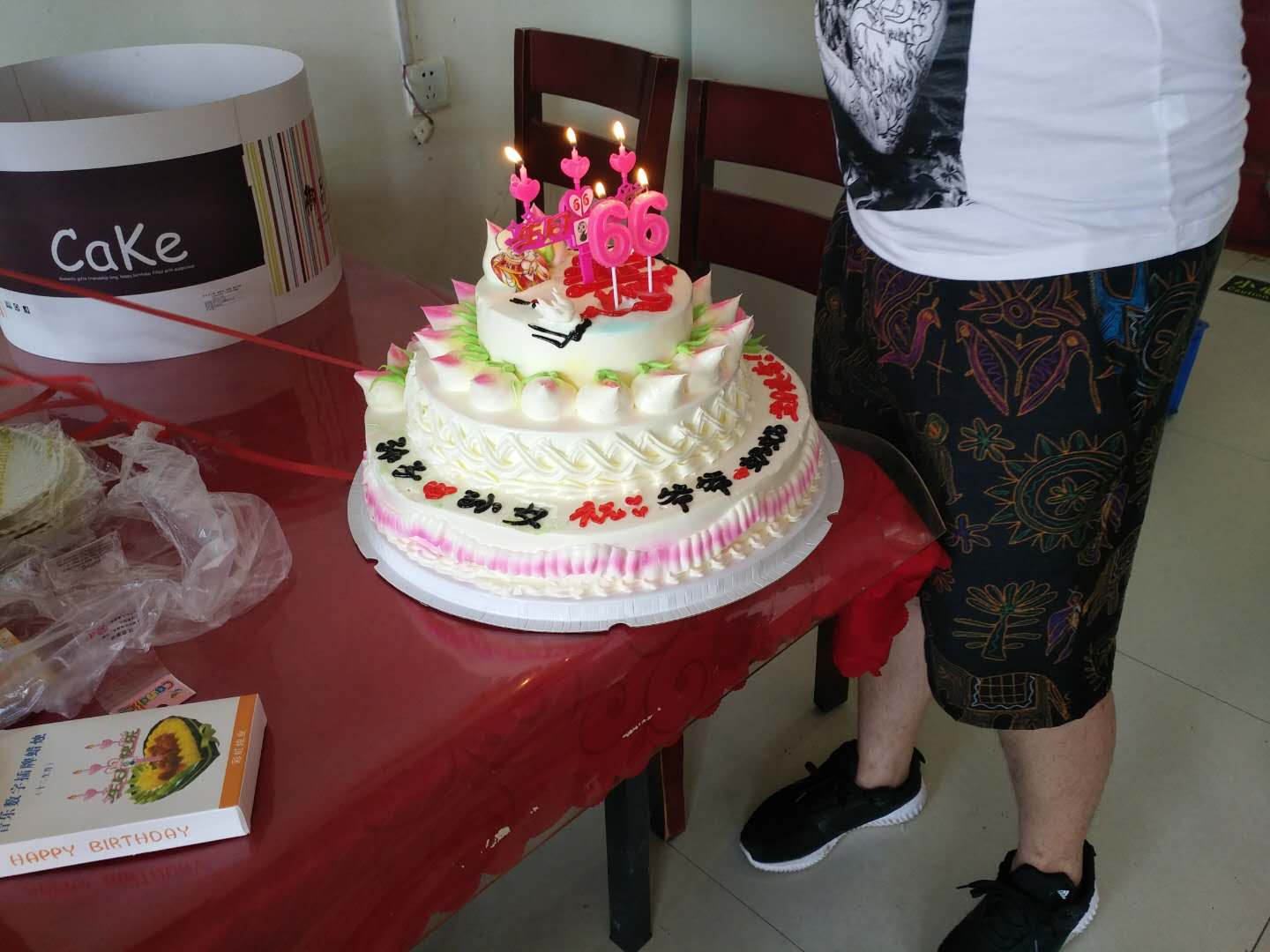 农村老人过66岁生日,儿子千里赶回老家给父母过生日