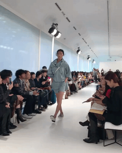 刘雯时装周霸气走秀,气场全开,走路带风,身后像有千军万马