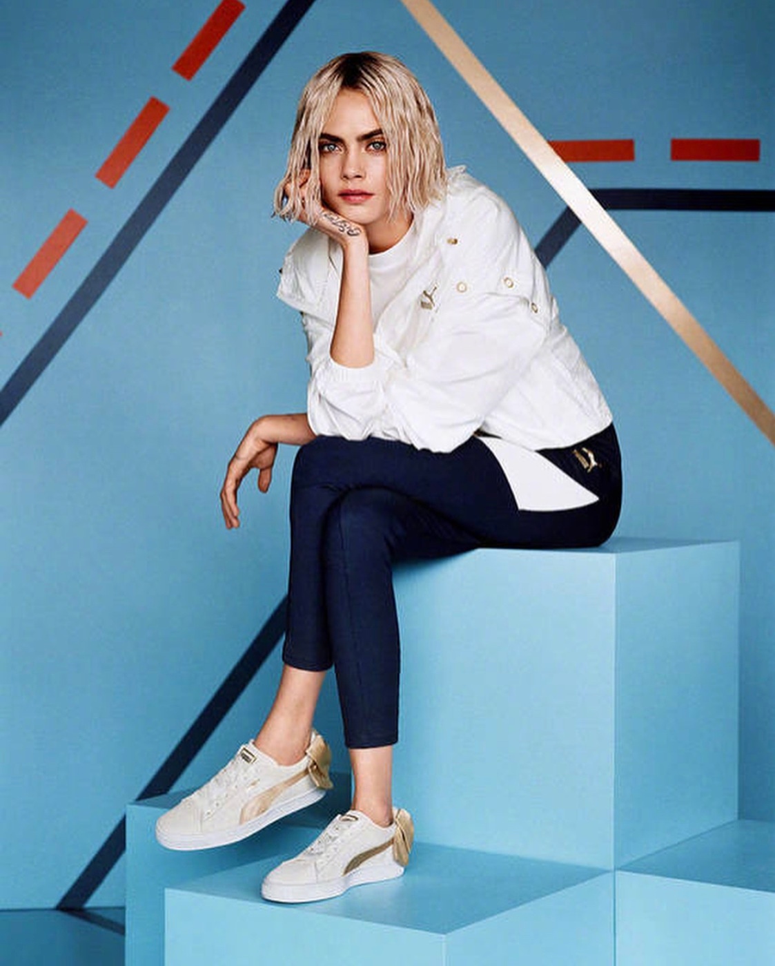 卡抽cara delevingne出镜代言puma最新suede bow varsity系列大片
