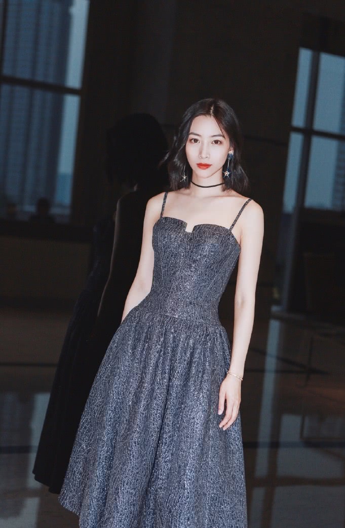 温雅一袭吊带裙小秀身材,无奈颜色太深,像裹了个铁皮,你觉得呢