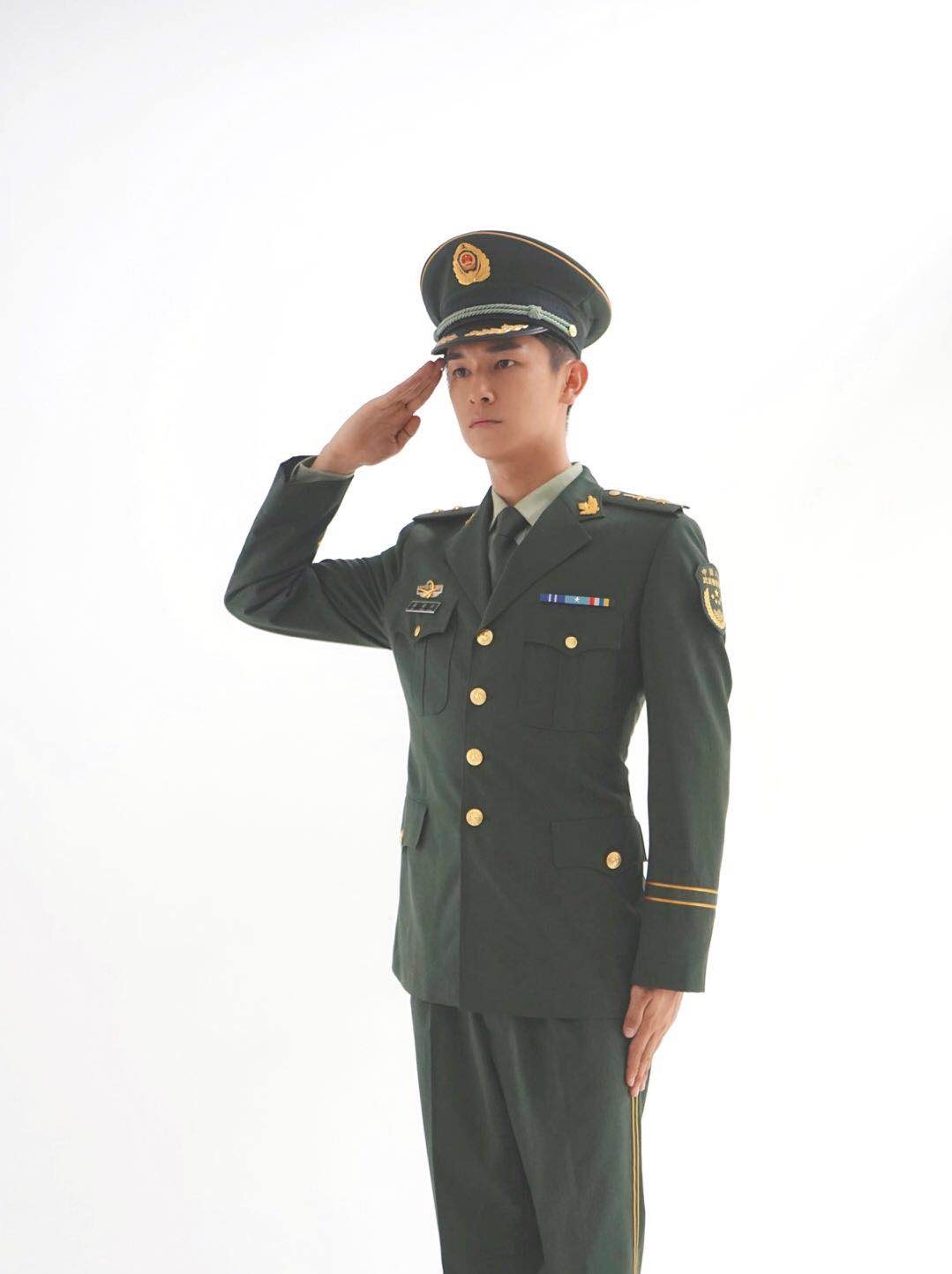 杨旭文迷彩军装照片曝光飒爽英姿彰显爱国情