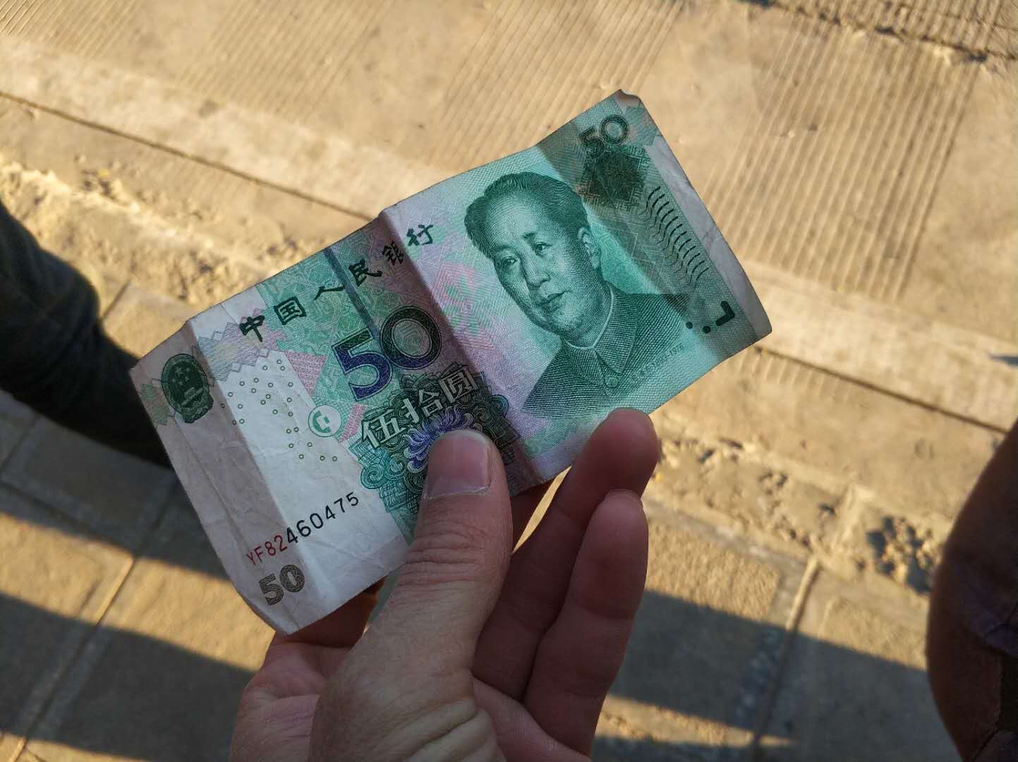 旅行中没零钱坐公交车,这哥们投币50元然后这么做