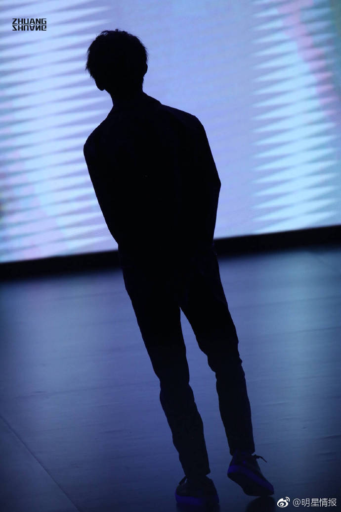 易烊千玺剪影合集这侧颜就是帅气的贵公子无疑了