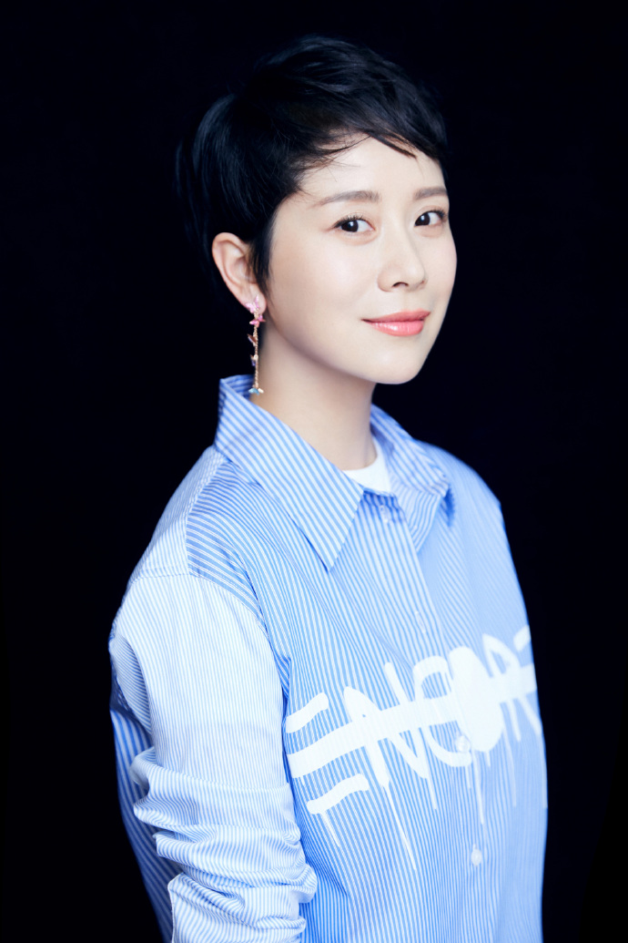 海清衬衫破洞裤清爽减龄,因发型上热搜:狗啃式刘海只有她能驾驭