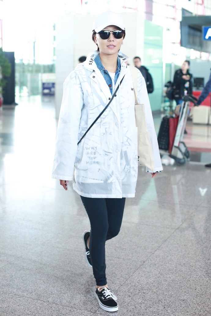 王珞丹身穿牛仔衣搭配白色外套叠穿精致时髦现
