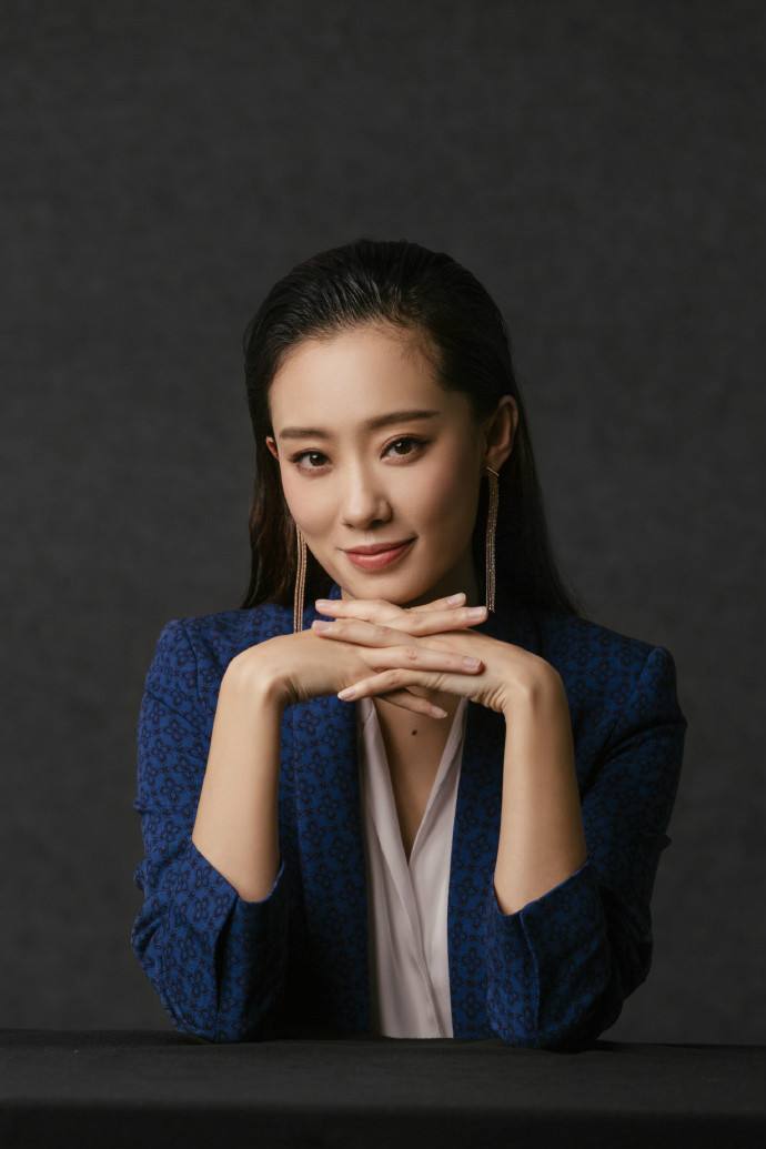 没有坚持这一条路走下去,而是在喜剧界的舞台上频频出现,她就是张小斐