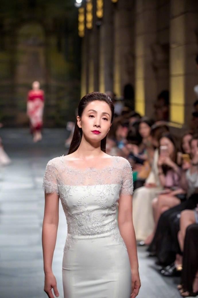 45岁小陶虹风韵犹存穿白色鱼尾裙t台走秀气场全开