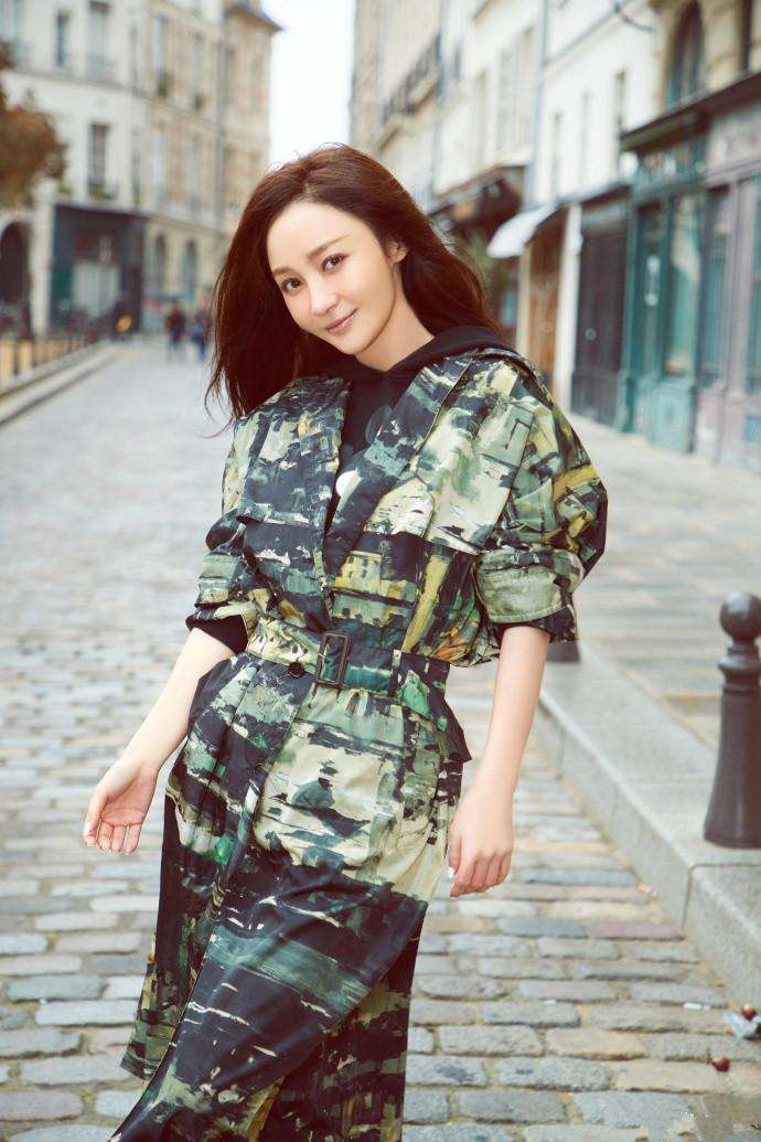 姚笛最新近照,风衣搭卫衣玩下衣失踪大方秀美腿,网友直呼:好看