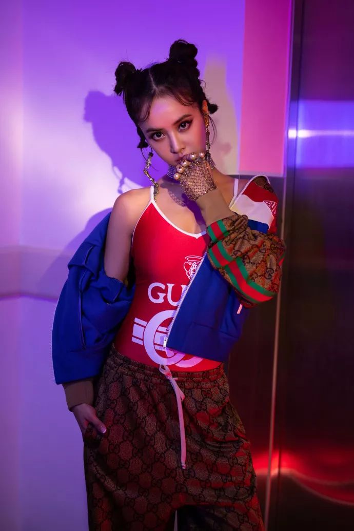 蔡依林穿小衫配牛仔裤,好身材尽显,却在转身的一瞬被丑哭了!