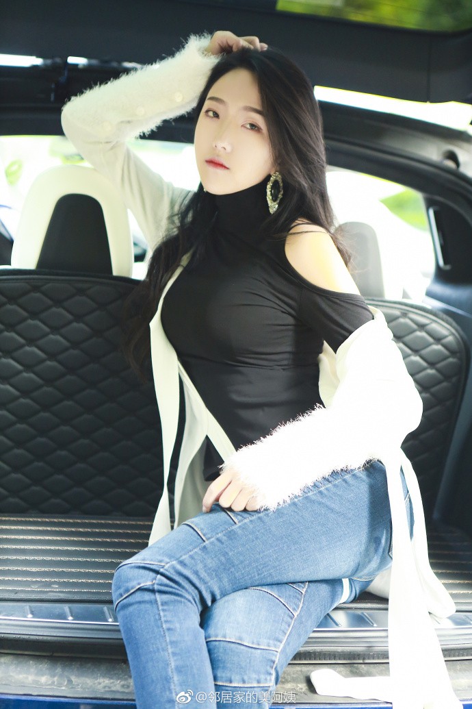 户外车上的妙龄女郎,凹凸造型增添一份神秘感!