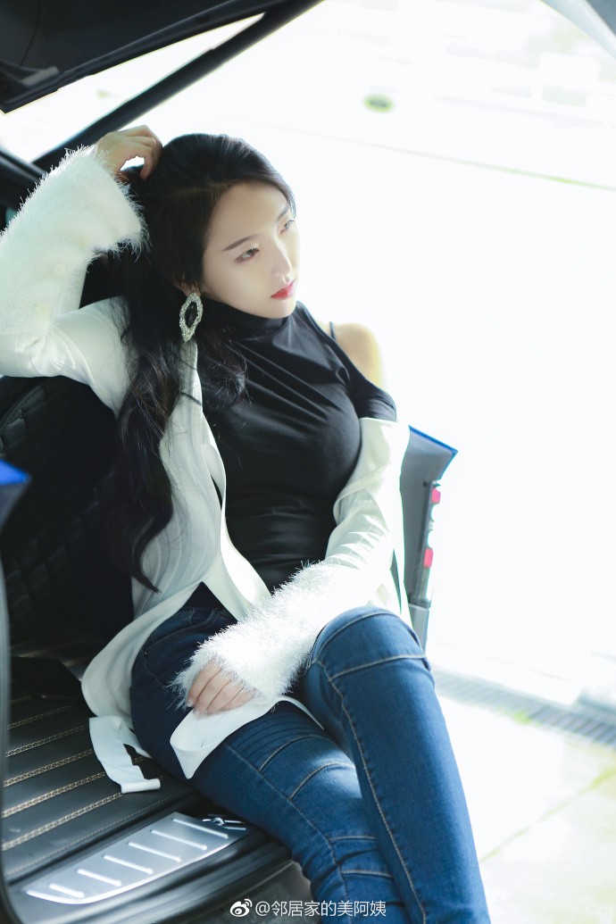 户外车上的妙龄女郎,凹凸造型增添一份神秘感!