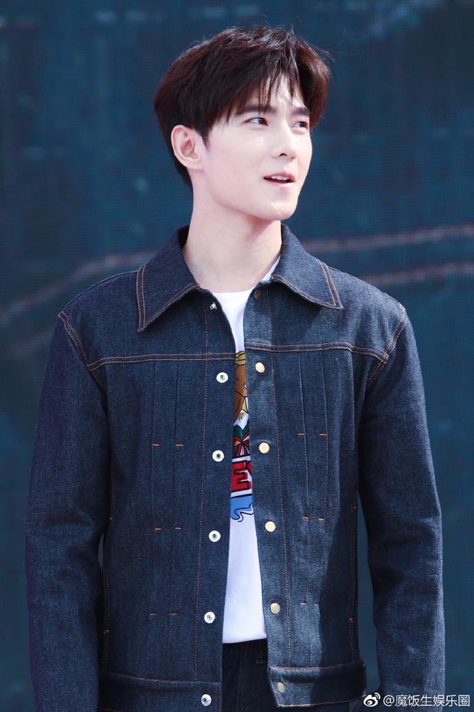 杨洋穿蓝色牛仔衣亮相粉丝嘉年华活动皮肤白皙面带微笑帅气十足