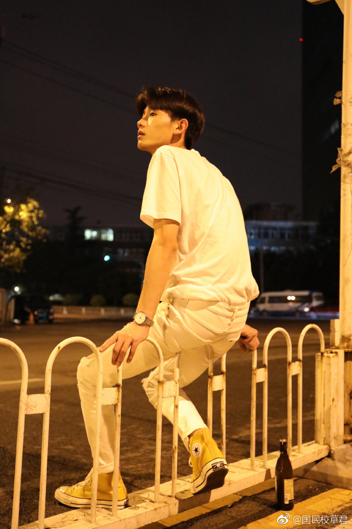 来自上海的新星模特小鲜肉@普通用户r ,98年出生,身高184