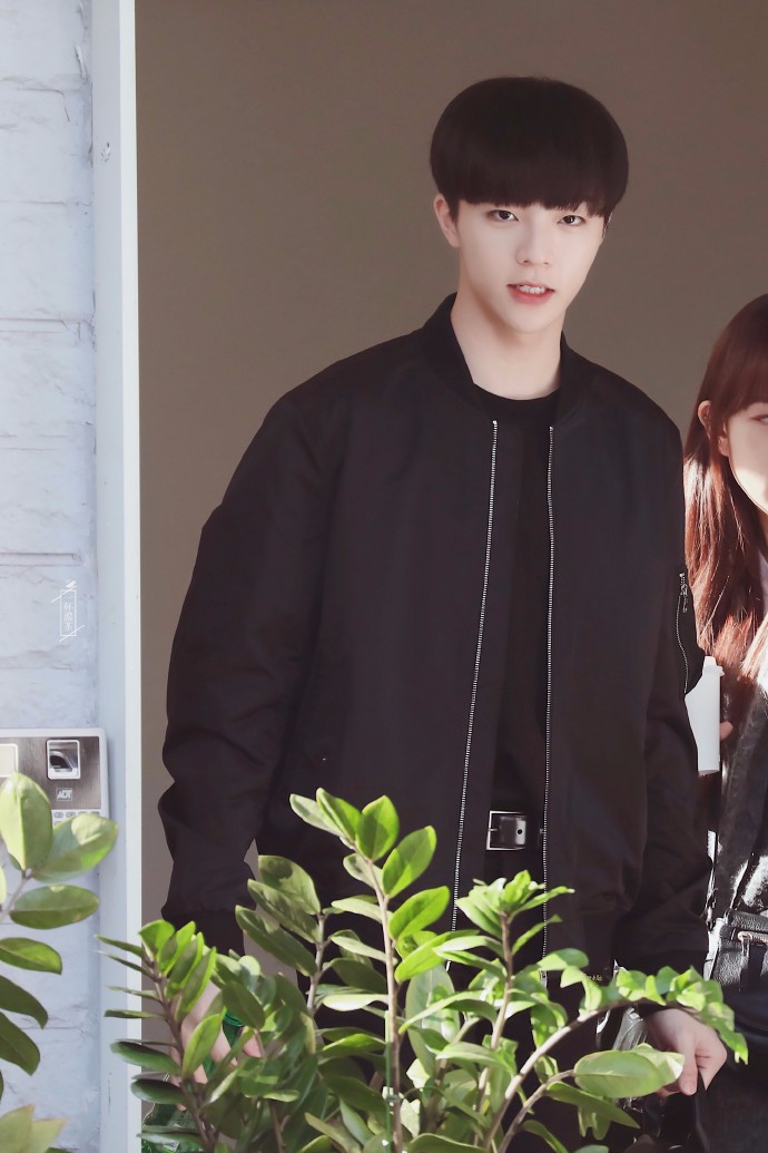 陈立农韩国街拍 化身可爱的顺毛农 谁看了都想