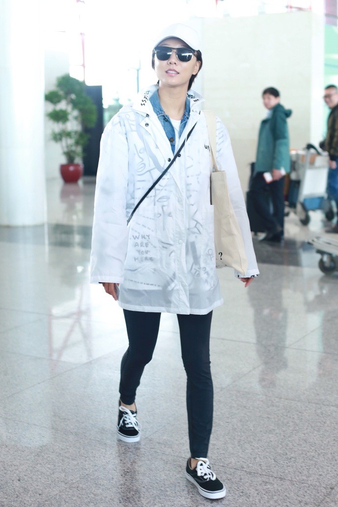 王珞丹身穿牛仔衣搭配白色外套叠穿精致时髦现