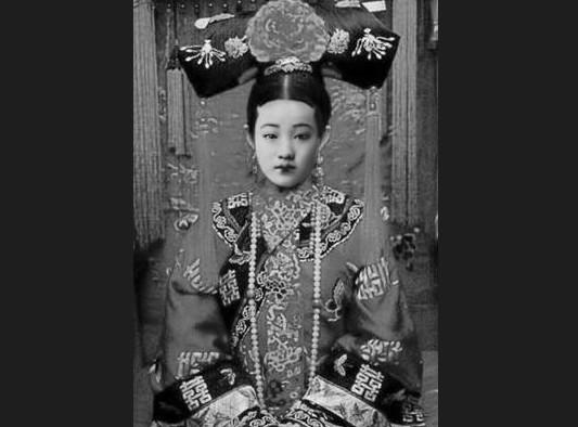 光绪皇帝最宠爱的珍妃到底有多美, 慈禧为何将她推入井内害死