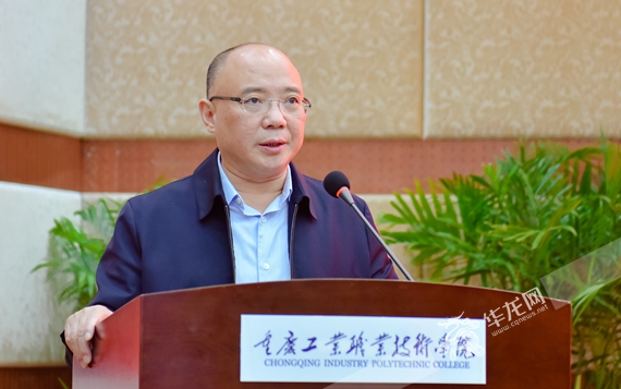 讲话 岳洪玉 摄 华龙网9月14日10时10分讯(赵桂凯)社会的高度信息化