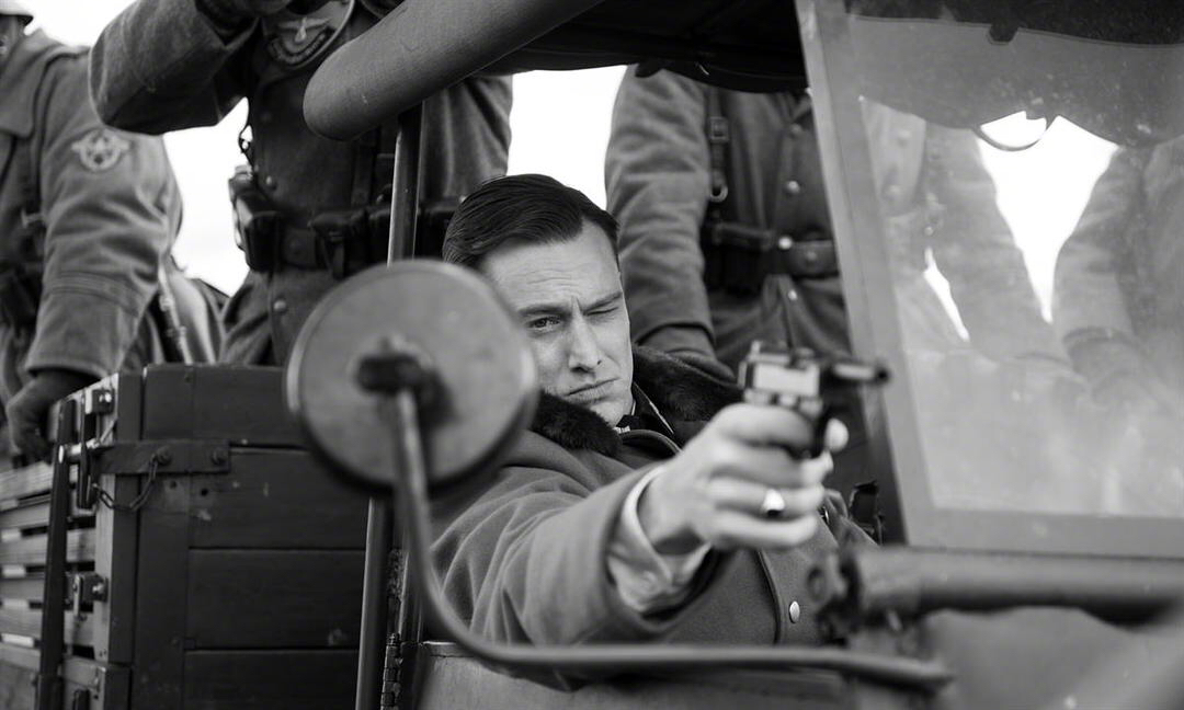 年度最恐怖电影一个人一套军服一辆车一只小队