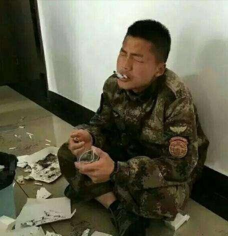 新兵到部队中抽烟是什么下场?老兵:"保证你一次性戒烟"!