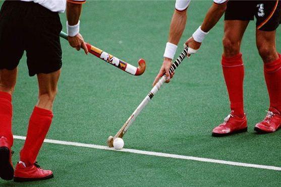 曲棍球位置中,边、中后卫和守门员的职责及打